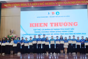Khen thưởng cho các sinh viên có thành tích xuất sắc trong công tác tình nguyện hè. (Ảnh: Hoàng Vinh)