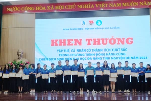 Khen thưởng cho các sinh viên có thành tích xuất sắc trong công tác tình nguyện hè. (Ảnh: Hoàng Vinh)