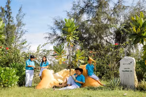 Học sinh vui chơi và đọc sách tại Công viên Trường Sa. Ảnh: Sky-Line. 