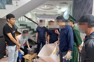 Lực lượng chức năng khám xét nơi lưu trú của đối tượng Sang. Ảnh: BĐBP Đà Nẵng. 