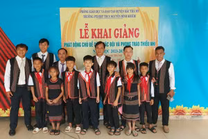 Thầy và trò Trường PTDTBT THCS Nguyễn Bỉnh Khiêm trong trang phục truyền thống. 