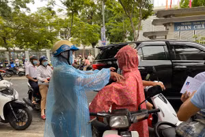 Phụ huynh Đà Nẵng đưa con đến điểm thi lớp 10 THPT. Ảnh: Hoàng Vinh.