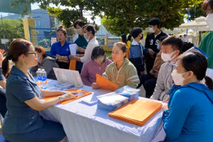 Các giáo viên Trường Trung cấp Ý Việt tư vấn hướng nghiệp nghề cho học sinh và phụ huynh của các em. Ảnh: Hoàng Vinh. 