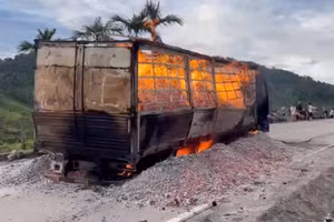 Xe tải chở than bốc cháy dữ dội. (Ảnh: Công an Quảng Nam)