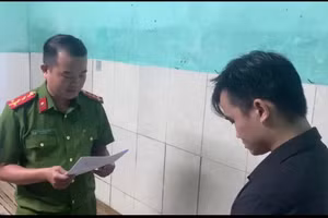 Công an tống đạt lệnh khởi tố bị can đối với Nguyễn Mạnh Cường. (Ảnh: Công an Đà Nẵng)