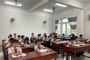 Các em học sinh Trường Tiểu học Hòa Bắc học tại cơ sở mới xây dựng ở thôn Phò Nam. Ảnh: Hoàng Vinh.