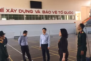 Thứ trưởng Ngô Thị Minh kiểm tra điều kiện về cơ sở vật chất tổ chức Đại hội thể thao học sinh Đông Nam Á lần thứ 13. Ảnh: Hoàng Vinh. 