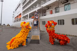 Đoàn du khách đến Việt Nam bằng tàu biển. Ảnh: Hoàng Vinh. 