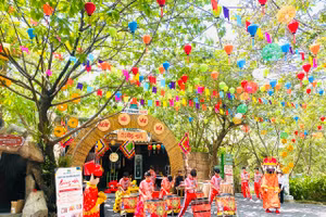 Công viên suối khoáng nóng Núi Thần Tài triển khai chương trình ngày hội văn hóa dân gian Quảng Đà với nhiều hoạt động biểu diễn nghệ thuật. Ảnh: Kim Tuyền. 