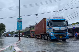 Đường Cách mạng tháng 8 bị ngập sâu, có nơi trên 1m, lực lượng CSGT đã chốt chặn và điều tiết giao thông. (Ảnh: Hoàng Vinh)