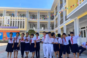 Học sinh ở xã Hòa Bắc vui tươi khi được học ở ngôi trường mới. Ảnh: Hoàng Vinh. 