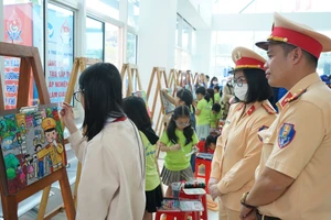 Các em học sinh ở Đà Nẵng tham gia cuộc thi vẽ tranh “Thiếu nhi Việt Nam với an toàn giao thông". Ảnh: Hoàng Vinh. 