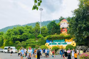 Gần 10.000 lượt khách đến Công viên suối khoáng nóng Núi Thần tài trong dịp Lễ Quốc khánh 2/9. Ảnh: Kim Tuyền. 