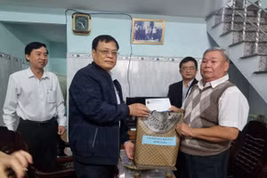 Ông Võ Ngọc Đồng - Giám đốc Sở Nội vụ, Chủ tịch UBND huyện Hoàng Sa (TP. Đà Nẵng) thăm và tặng quà cho nhân chứng Trần Văn Sơn người từng làm nhiệm vụ canh giữ, bảo vệ vùng biên cương quần đảo Hoàng Sa trước ngày 19/1/1974.