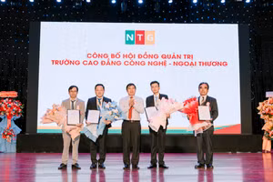 Ra mắt Hội đồng quản trị Trường Cao đẳng Công nghệ - Ngoại thương. (Ảnh: A. Tuyên)