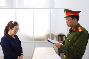 Công an tống đạt quyết định khởi tố bắt tạm giam Lữ Thị Thu Thủy. Ảnh: Công an Đà Nẵng. 