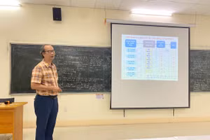 TS Hoàng Nam Hải trong một tiết dạy tại Trường Đại học Sư phạm - Đại học Đà Nẵng. 