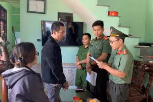 Cơ quan An ninh điều tra tống đạt quyết định đối với Phùng Xuân Ngọc. Ảnh: Công an TP. Đà Nẵng. 