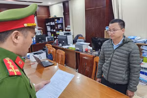 Công an tống đạt quyết định khởi tố bị can đối với ông Phan Văn Tiến. Ảnh: Công an Đà Nẵng