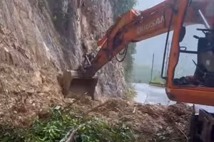 Đất đá bị sạt lở xuống đường ĐT601. 