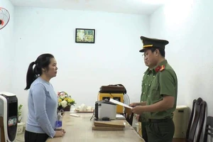 Công an tống đạt quyết định khởi tố vụ án, khởi tố bị can và thực hiện lệnh cấm đi khỏi nơi cư trú đối với Nguyễn Thị Tường Vi. Ảnh: Công an TP. Đà Nẵng. 