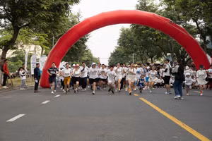 Thầy cô, học trò và phụ huynh của Hệ thống Giáo dục Sky-Line tham gia giải chạy bộ với chủ đề “Vì một môi trường giáo dục hạnh phúc - Run4 HappyEdu". Ảnh: Hoàng Quyên. 