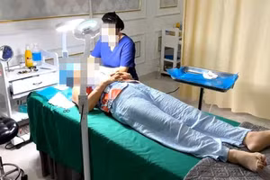 Nhân viên cơ sở thẩm mỹ Kangzin đang phẫu thuật làm đẹp cho khách hàng thời điểm kiểm tra. (Ảnh: Công an Thanh Khê)