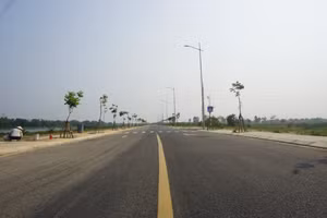 Tuyến đường ven sông Tuyên Sơn - Túy Loan. Ảnh: Hoàng Vinh. 