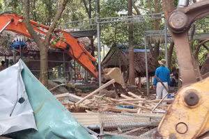 Lực lượng chức năng huy động máy móc tới hiện trường thực hiện cưỡng chế các công trình vi phạm. Ảnh: Vinh Hoàng. 