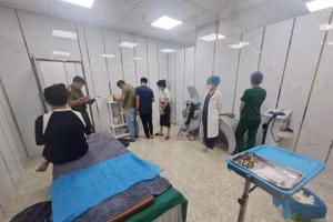 Lực lượng công an kiểm tra cơ sở Thẩm mỹ ID Korea. (Ảnh: Công an quận Thanh Khê)