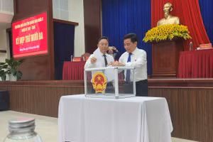 Các đại biểu bỏ phiếu biểu quyết. Ảnh: Văn Cường. 