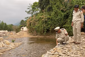 Đội kiểm tra Quy tắc đô thị huyện Hòa Vang (TP. Đà Nẵng) kiểm tra thực tế tại khu du lịch Róc Rách Glamping. Ảnh: Hoàng Vinh. 