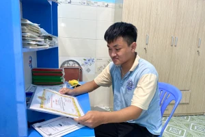 Em Phan Văn Trường - học sinh lớp 12/8, Trường THPT Nguyễn Trãi là thủ khoa khối A của Đà Nẵng và á khoa khối A của cả nước. Ảnh: Hoàng Vinh. 