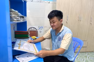 Em Phan Văn Trường - học sinh lớp 12/8, Trường THPT Nguyễn Trãi là thủ khoa khối A của Đà Nẵng và á khoa khối A của cả nước. Ảnh: Hoàng Vinh. 