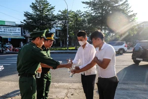 Đoàn Phòng Chính trị - Trinh sát, Phòng chống ma túy và tội phạm (Đoàn Thanh niên Bộ đội Biên phòng tỉnh Quảng Nam) tặng nước uống cho thí sinh. Ảnh: Hoàng Vinh. 