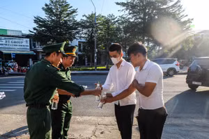Đoàn Phòng Chính trị - Trinh sát, Phòng chống ma túy và tội phạm (Đoàn Thanh niên Bộ đội Biên phòng tỉnh Quảng Nam) tặng nước uống cho thí sinh. Ảnh: Hoàng Vinh. 