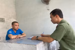 Đối tượng Trần Văn Miên tại cơ quan công an. Ảnh: Công an Đà Nẵng. 