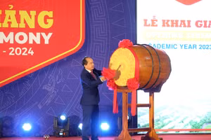 PGS.TS Huỳnh Công Pháp - Hiệu trưởng Trường VKU thực hiện nghi thức đánh trống khai giảng năm học 2023-2024. (Ảnh: Hoàng Vinh)