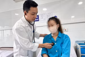 Bác sĩ thăm khám cho bệnh nhân N. sau phẫu thuật. 