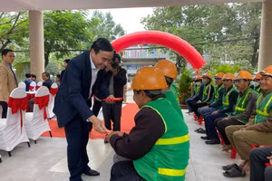 Ông Lê Trung Chinh - Chủ tịch UBND TP. Đà Nẵng lì xì đầu năm cho công nhân thi công công trình. Ảnh: Hoàng Vinh. 