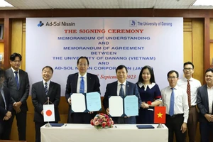 Đại diện Đại học Đà Nẵng và Tập đoàn Ad-sol Nissin tại chương trình ký kết hợp tác. Ảnh: Huy Cường. 