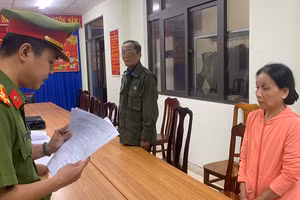 Cơ quan Công an tống đạt quyết định khởi tố bị can. Ảnh: Công an Đà Nẵng. 