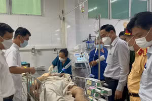 Ông Lê Trung Chinh (thứ 3, từ phải qua) - Chủ tịch UBND TP. Đà Nẵng thăm nạn nhân vụ tai nạn xe khách ở cao tốc La Sơn - Túy Loan. Ảnh: Nhân Vĩnh.