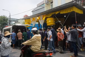 Hàng xóm đến để hỗ trợ gia đình các nạn nhân lo hậu sự. Ảnh: H.V