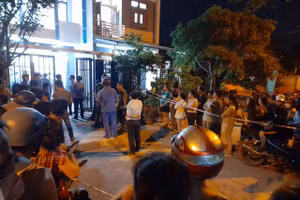 Công an bảo vệ hiện trường để điều tra vụ việc. Ảnh: Giáp Văn. 