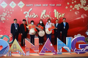 Đại diện Sở Du lịch TP. Đà Nẵng có mặt tại sân bay để đón chào các vị khách quốc tế đầu tiên đến Đà Nẵng trong năm Quý Mão. Ảnh: Hoàng Vinh. 