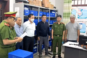 Công an tống đạt quyết định tạm giữ hình sự, thực hiện lệnh khám xét. Ảnh: Công an Đà Nẵng. 