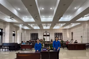 Bị cáo Hằng (bên phải) và bị cáo Hiền tại phiên tòa. Ảnh: Trần Trang. 