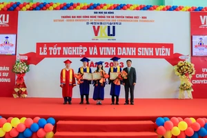 Trần Thị Thúy Trinh (thứ 3, trái sang) được tặng giấy khen và vinh danh trong Lễ tốt nghiệp. Ảnh: Hoàng Vinh. 