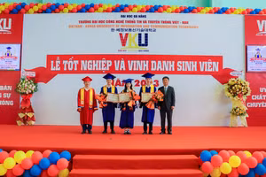 Trần Thị Thúy Trinh (thứ 3, trái sang) được tặng giấy khen và vinh danh trong Lễ tốt nghiệp. Ảnh: Hoàng Vinh. 